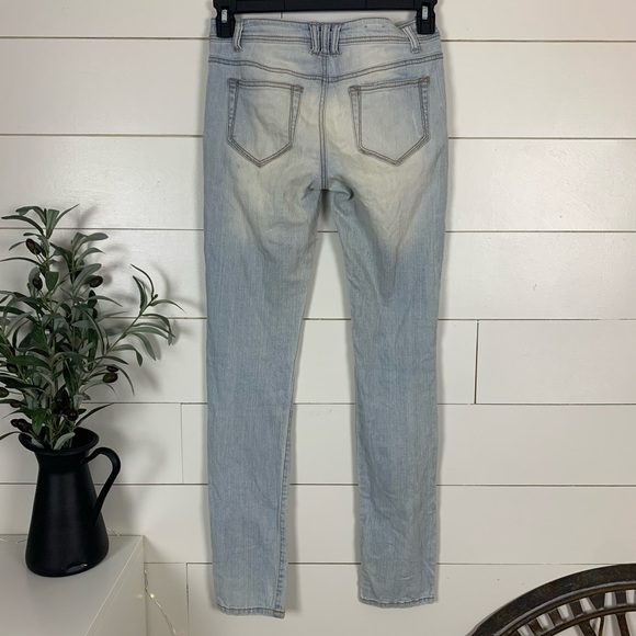 ❌SOLD❌ Mossimo Distressed Light Wash Skinny Jeans - Picture 5 of 8